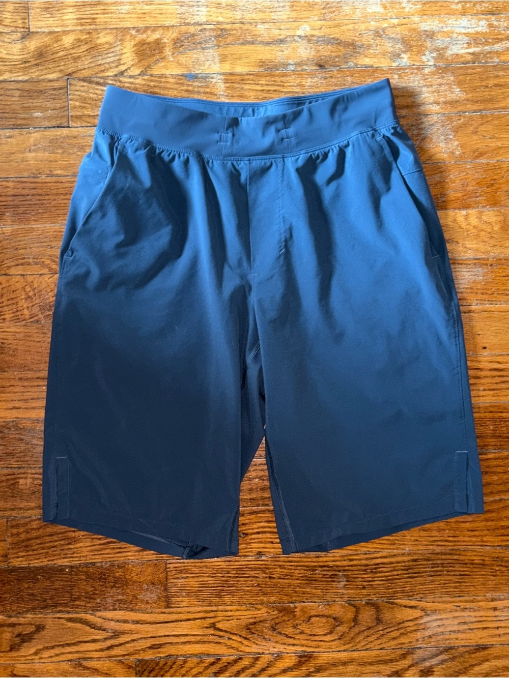 Lululemon THE Linerless Shorts Size Mens Small 11”
